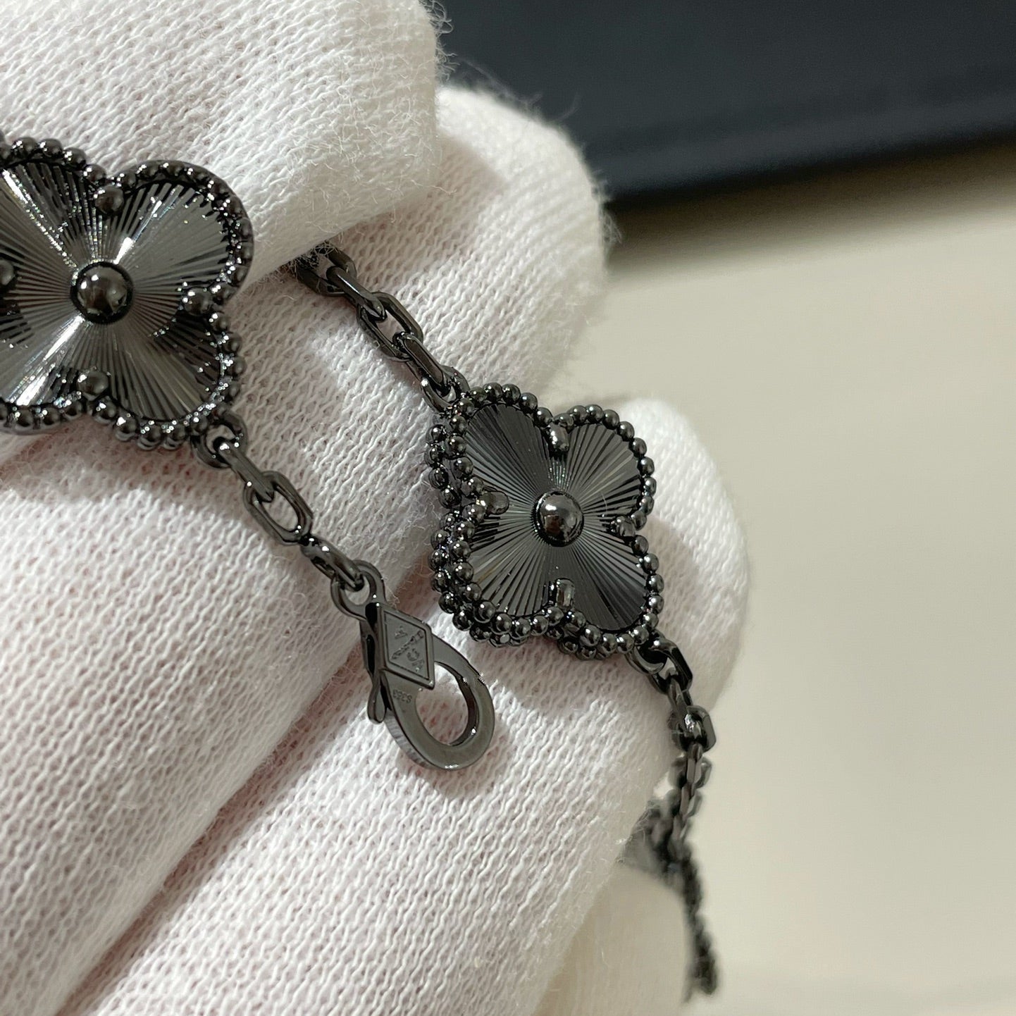[AuraEcho]CLOVER 5 MOTIF BLACK BRACELET