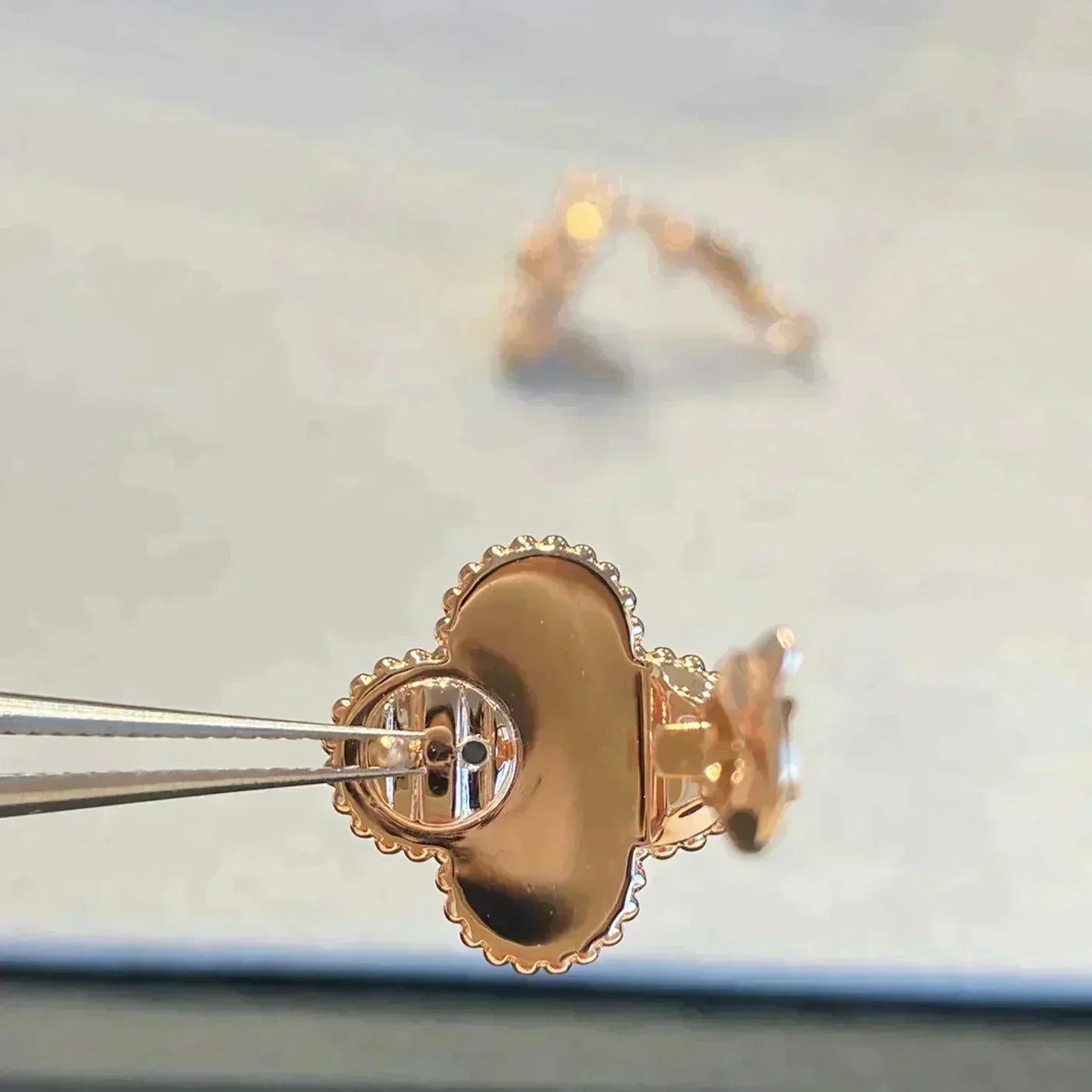 [AuraEcho]CLOVER MEDIUM 1 MOTIFS GRAY MOP  DIAMOND EARRINGS