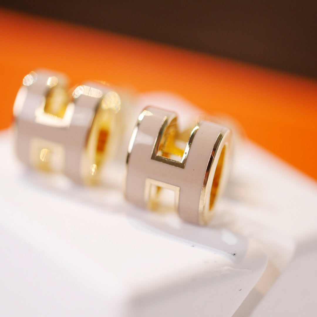 [AuraEcho]MINI POP H GOLD EARRINGS GREY