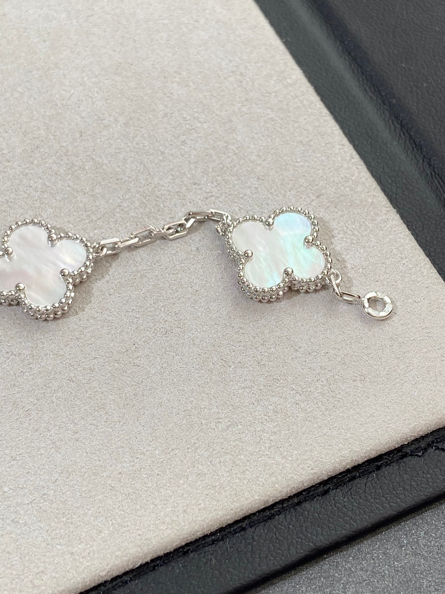 [AuraEcho]CLOVER WHITE PEARL MOP 5 MOTIF BRACELET COLLECTION