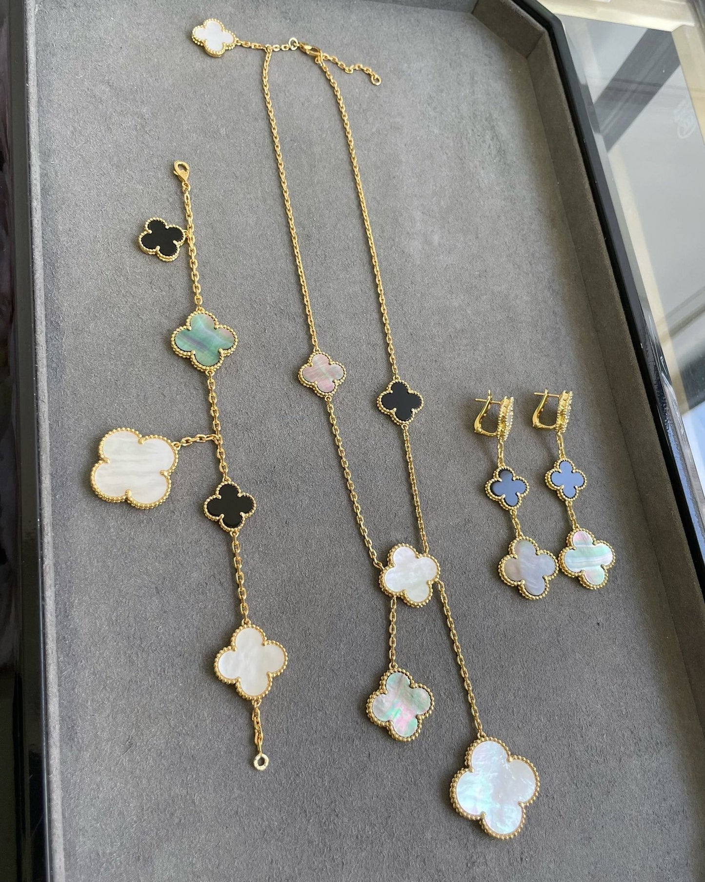 [AuraEcho]CLOVER 3 MOTIF MOP ONYX DARK MOP PINK GOLD EARRINGS