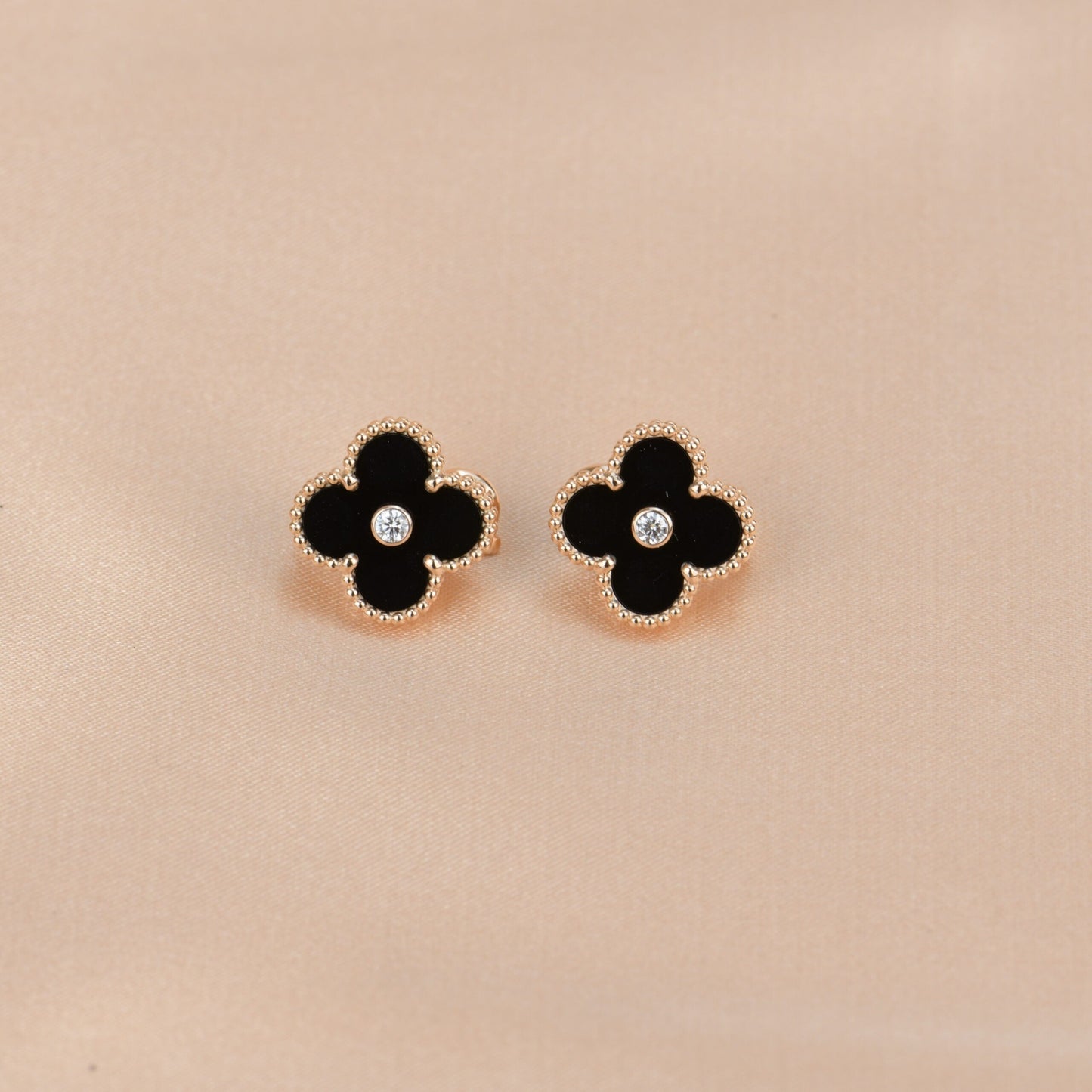 [AuraEcho]CLOVER MEDIUM 1 MOTIFS ONYX DIAMOND EARRINGS