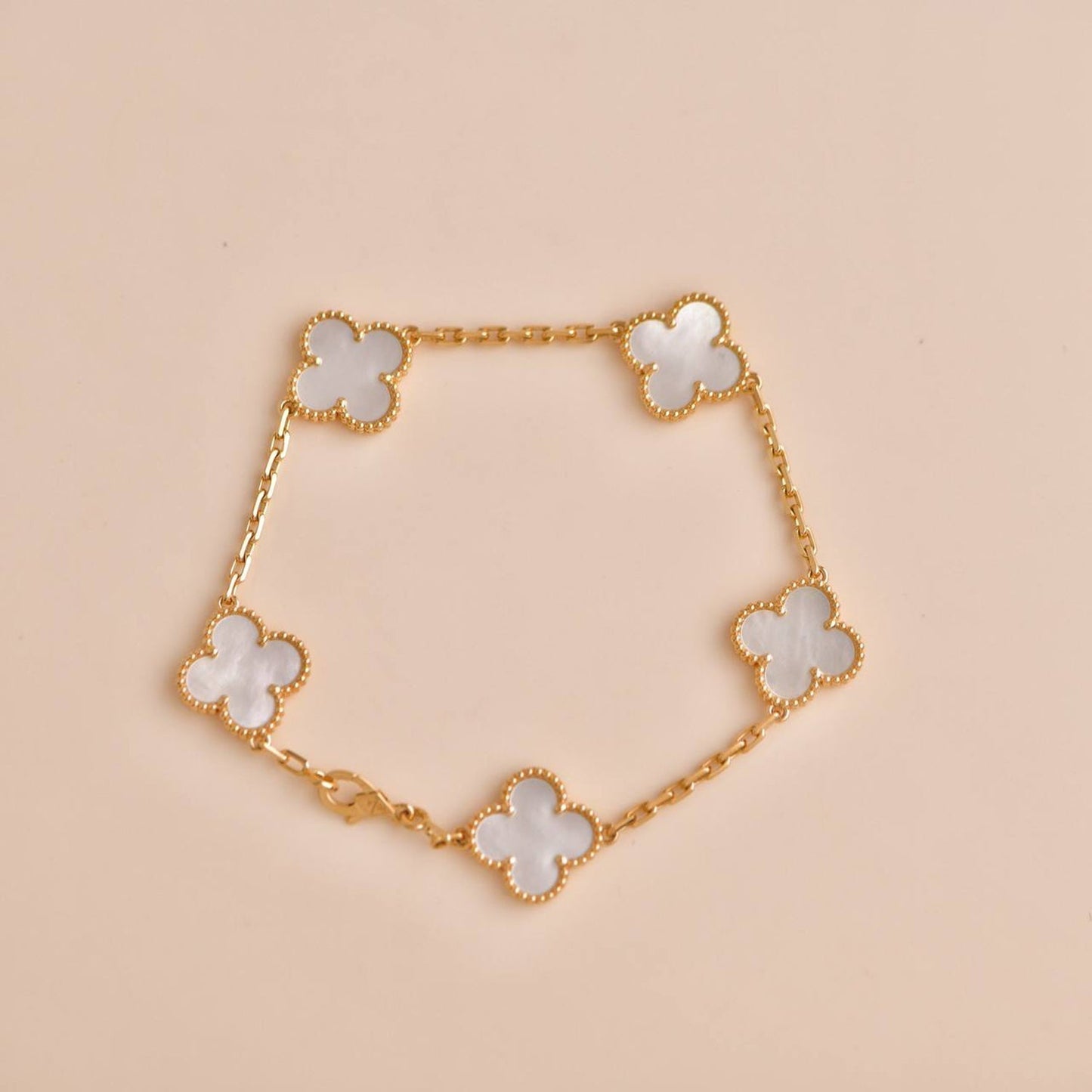 [AuraEcho]CLOVER  5 MOTIF WHITE MOP BRACELET